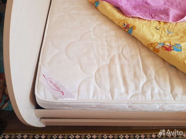 Кровать детская с матрасами