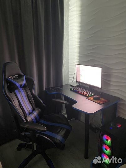Компьютерный стол и кресло