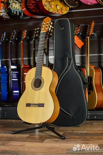 Классическая гитара Yamaha + Аксессуары