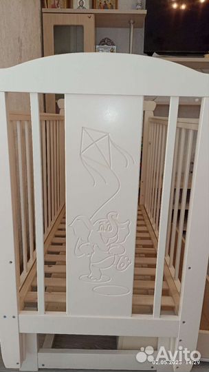 Детская кроватка с маятником и ящиком