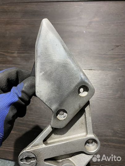 Кронштейн правой подножки для Suzuki SV1000