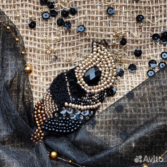 Брошь «Перо чёрного лебедя»