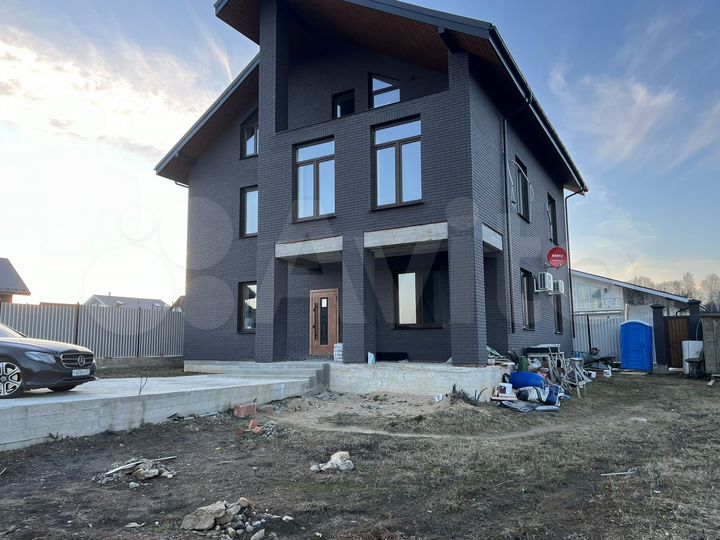 Коттедж 306 м² на участке 11 сот.