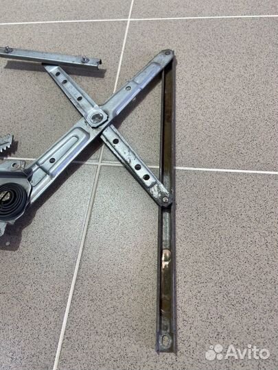 Стеклоподъемник передний правый Isuzu Bighorn1994