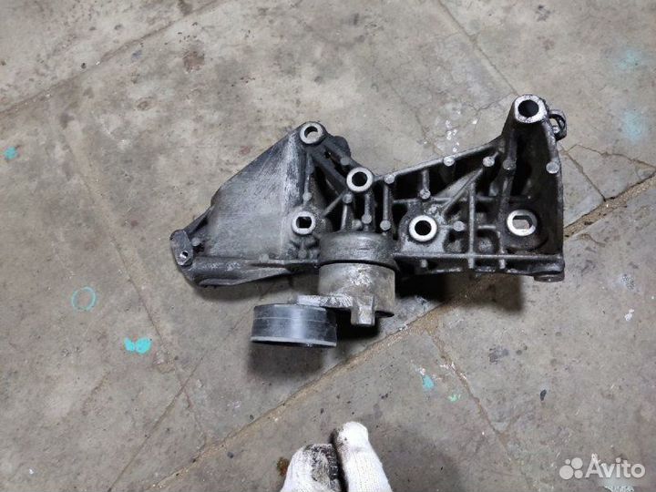 Кронштейн генератора Renault Megane 2