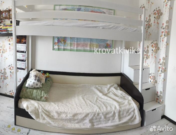 Кровать чердак с лестницей комодом