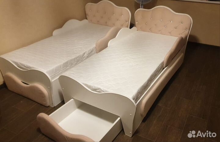 Детская кровать с мягким изголовьем