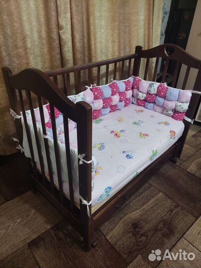 Детская кроватка с маятником и ящиком