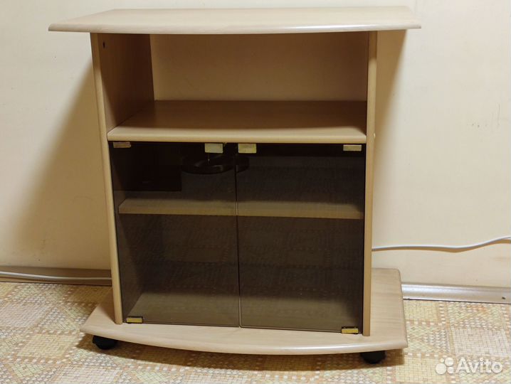 Тумба под телевизор с полочками и колесиками