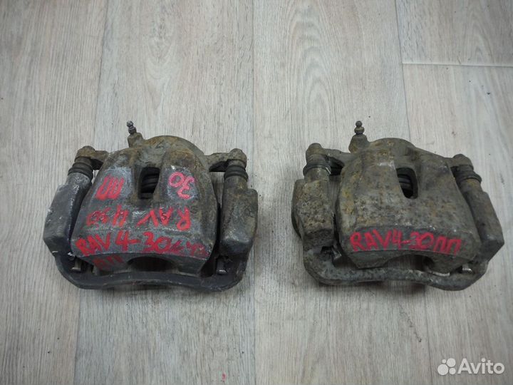 Суппорт передний правый RAV 4 2011