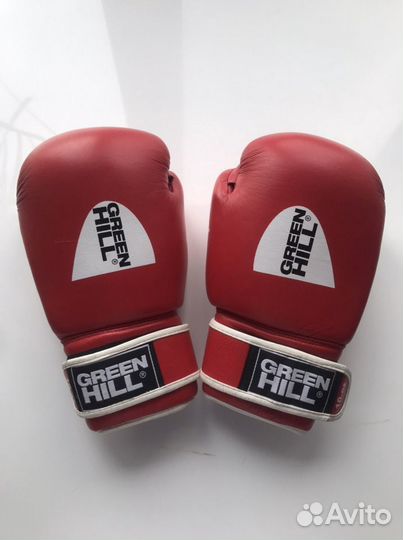 Боксерские перчатки и форма