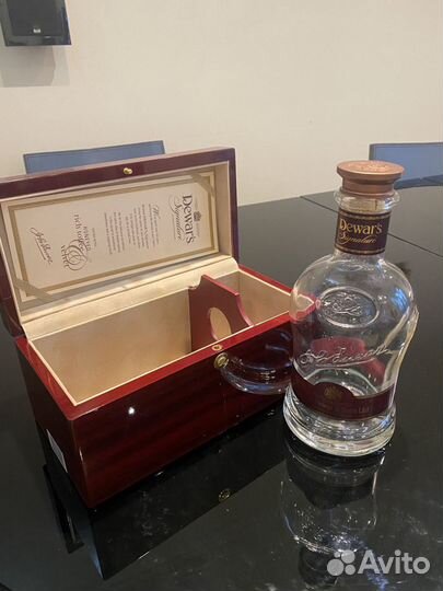Бутылка с коробкой от Виски Dewar's Signature, gif