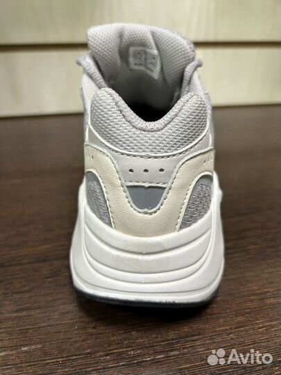 Кроссовки Adidas 700