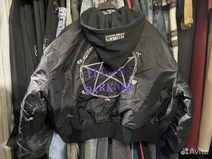 Бомбер vetements total darkness tfd на руках