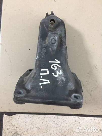 Опора кронштейн Mercedes C200 W202