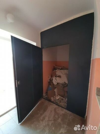 Металлическая перегородка/кладовка с дверью