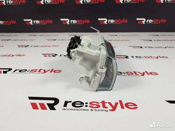 Фара Toyota Corolla Touring Правая Черная U2310