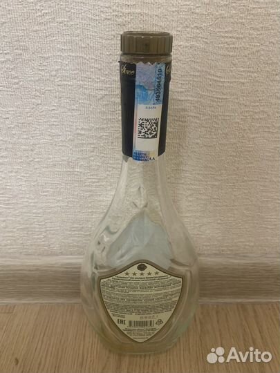 Пустые бутылки из под джина, рома, коньяка, водки