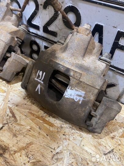 Тормозной суппорт передний Kia Sportage 2000