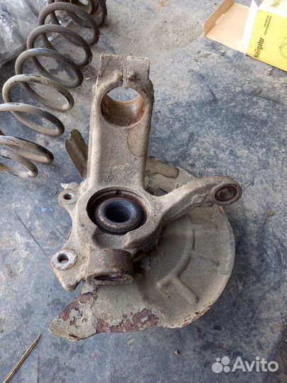 Кулак поворотный правый Volkswagen polo sedan