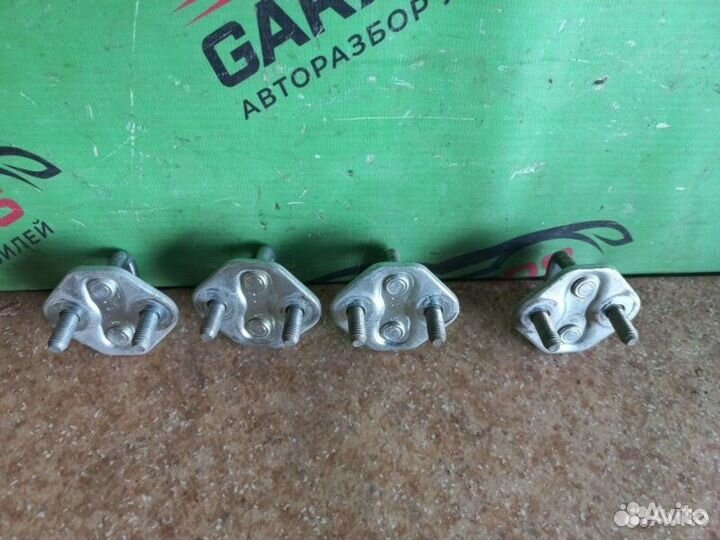 Петля замка двери Mazda Demio I DW3W 1.3 1999