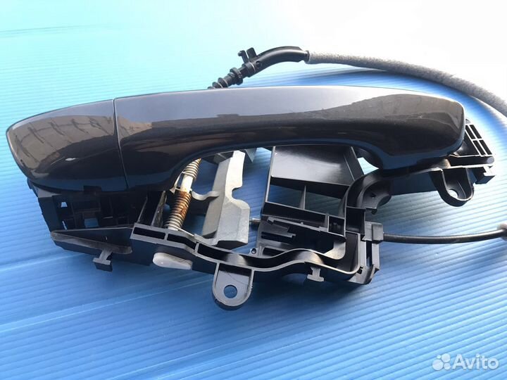 Правая ручка двери с кронштейном Passat B8