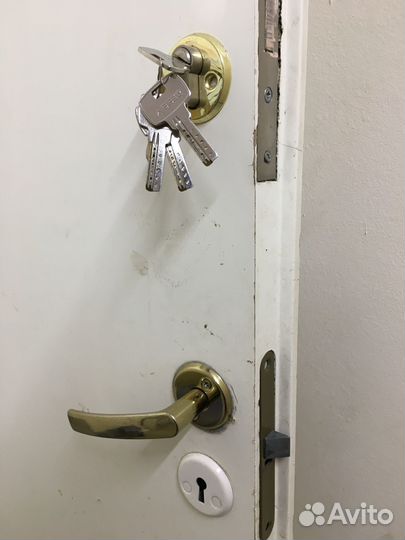 Дверь межкомнатная с ручкой замком петли наличники