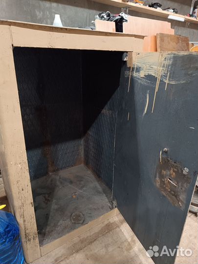 Сейф металлический