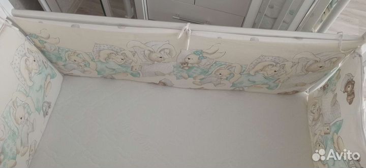 Детская кроватка с маятником и ящиком