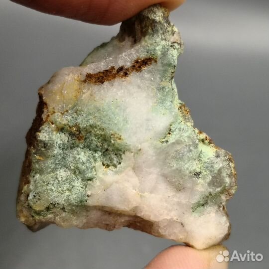 Фуксит и гидрогетит на кварце