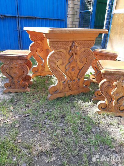 Стол с табуретками