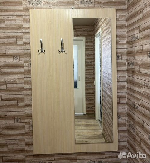 Вешалка с зеркалом в прихожую