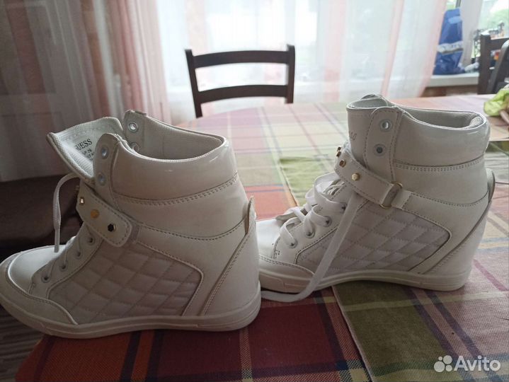 Кроссовки женские сникерсы guess