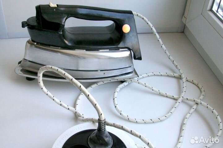 Утюг с паром на подставке пр-во СССР