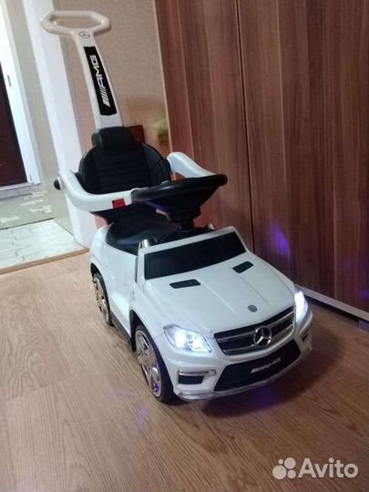 Машинка каталка толокар с ручкой