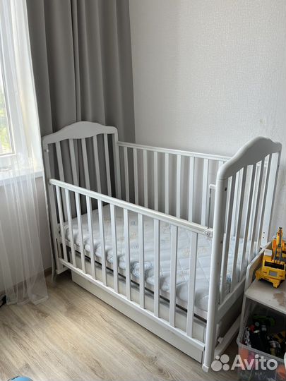 Детская кроватка с маятником