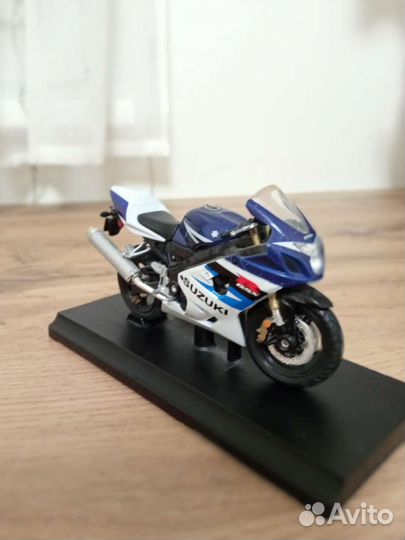Коллекционная модель Suzuki GSX-R750