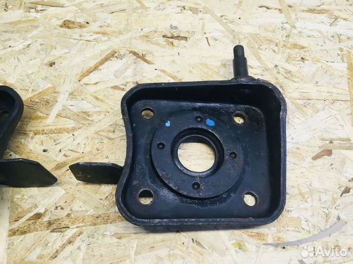 Чашки задних пружин Nissan Cedric Gloria WY30