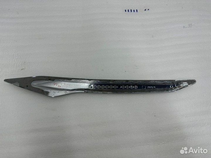 Молдинг решетки радиатора передний правый Toyota
