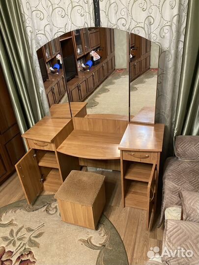 Туалетный столик с зеркалом и пуфиком