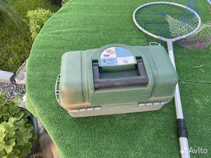 Рыболовный ящик и и два подсака