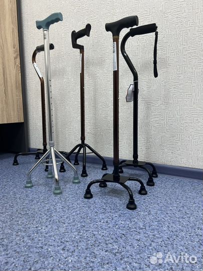 Трость четырехопорная для ходьбы