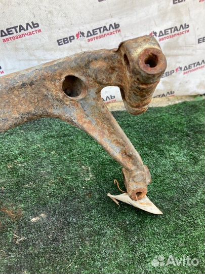 Кулак поворотный передний правый Volkswagen Passat