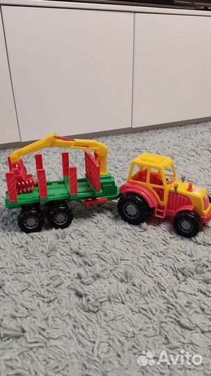 Трактор игрушка