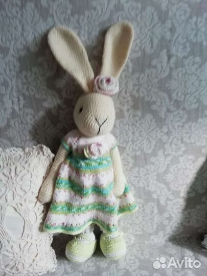 Зайка Антуанетта вязаная игрушка