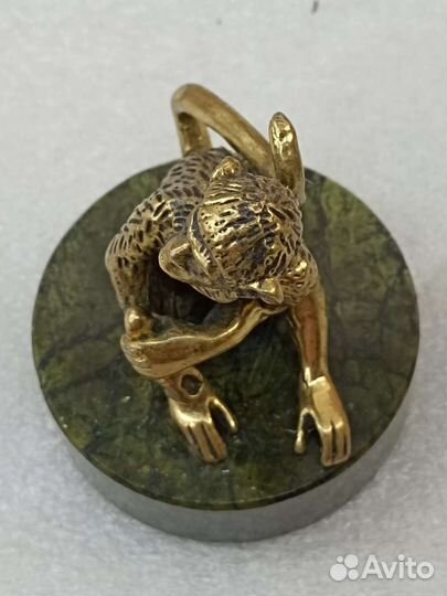 Обезьянка с бананом бронза на каменной подставке