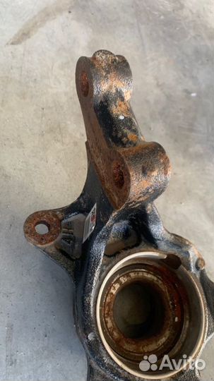 Поворотный кулак передний правый Toyota Camry V50