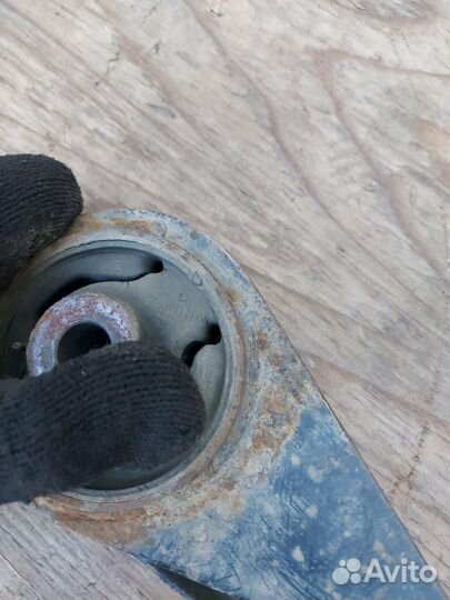 Кронштейн двигателя передний левый Toyota Prius 2