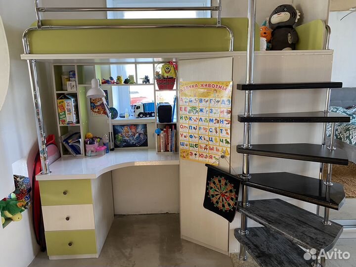 Детская кровать чердак со столом и шкафом