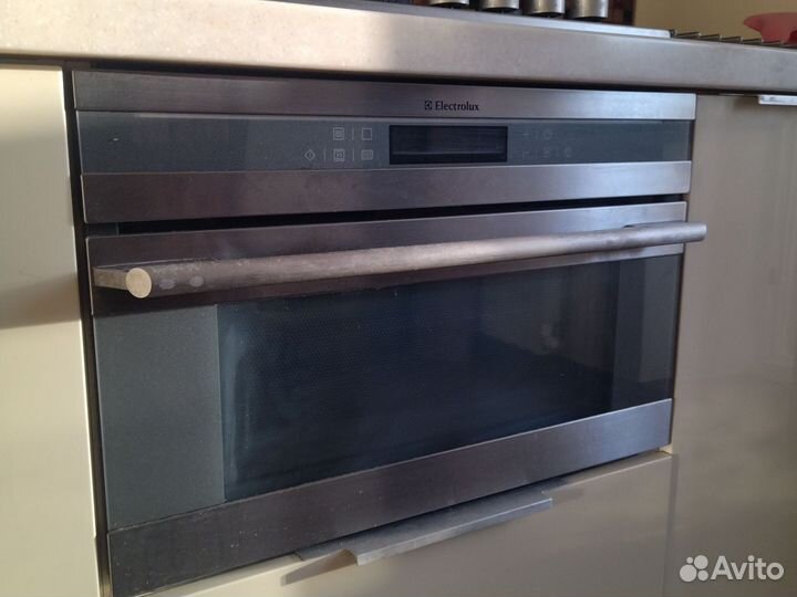 Электрический духовой шкаф с микроволновкой
